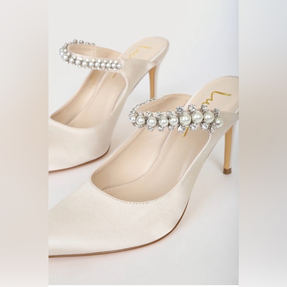 Sephoraa Ivory Satin Pearl Pointed-Toe Mule
Pumps - Picture 3 of 10